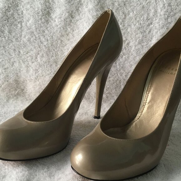 Stuart Weitzman Patent Leather Round Toe Heels in Tan (7.5 M) - Picture 3 of 8
